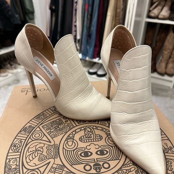 Steve Madden, Alligator Embossed Leather Off-White Heels - Picture 3 of 12